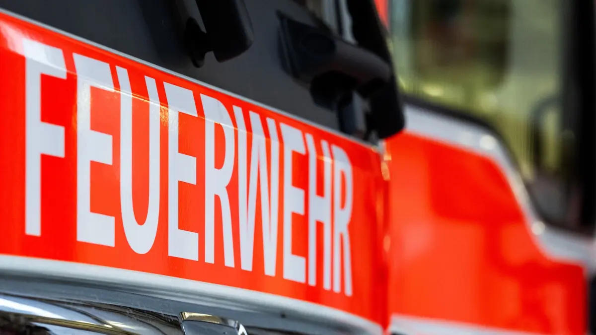 Feuerwehr: Ein Einsatzfahrzeug mit der Aufschrift «Feuerwehr» (zu dpa: «Stau auf der A93 Richtung Weiden - Brennender Lkw»)