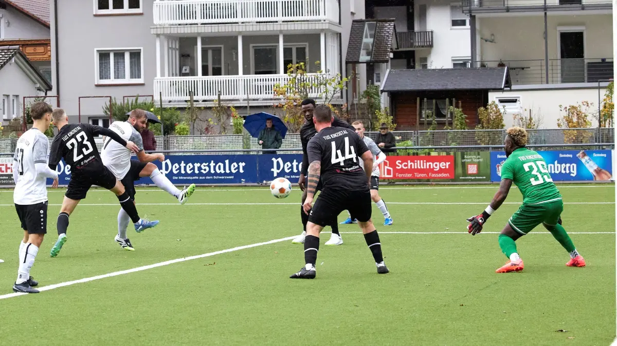 Daniel Lohrke zieht ab - hier in einem Spiel mit dem SV Oberwolfach II