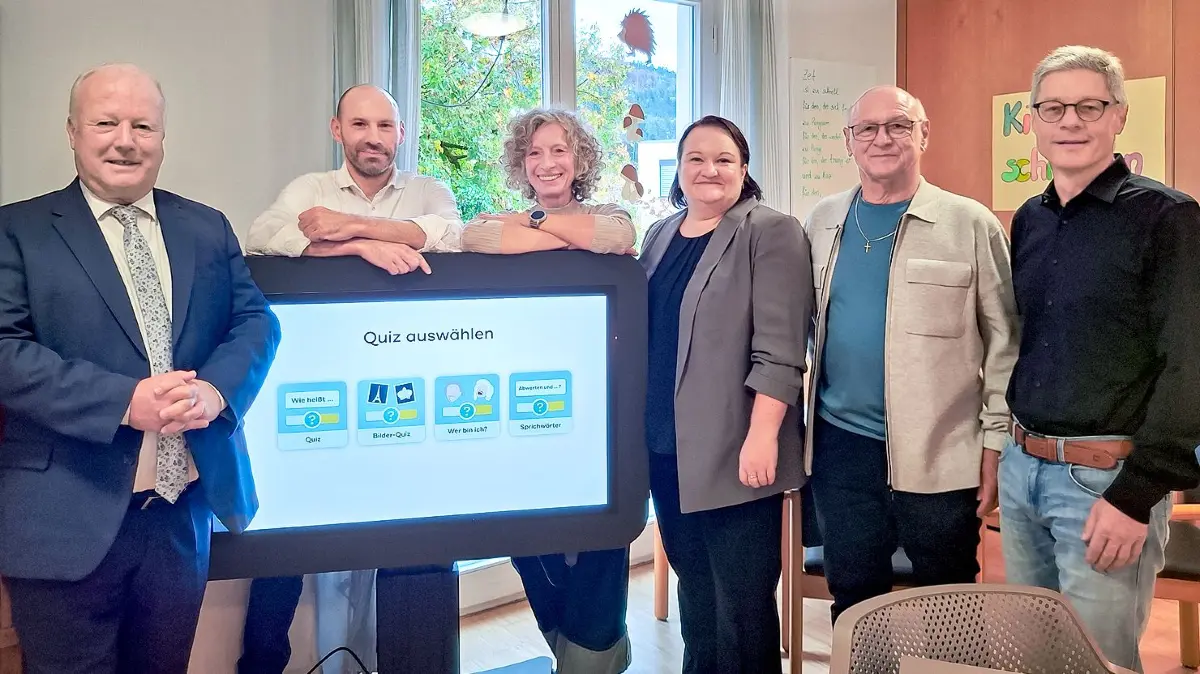 Einen neuen Caretable gab es beim Jubiläum für die Tagespflege mit Peter Weiß (von links), Andreas Junker (Vorstandsmitglied), Margaretha Brucker-Prinzbach, Christine Trove, Hans Peter Heizmann (stellvertretender Aufsichtsratsvorsitzender) und Bruno Prinzbach.