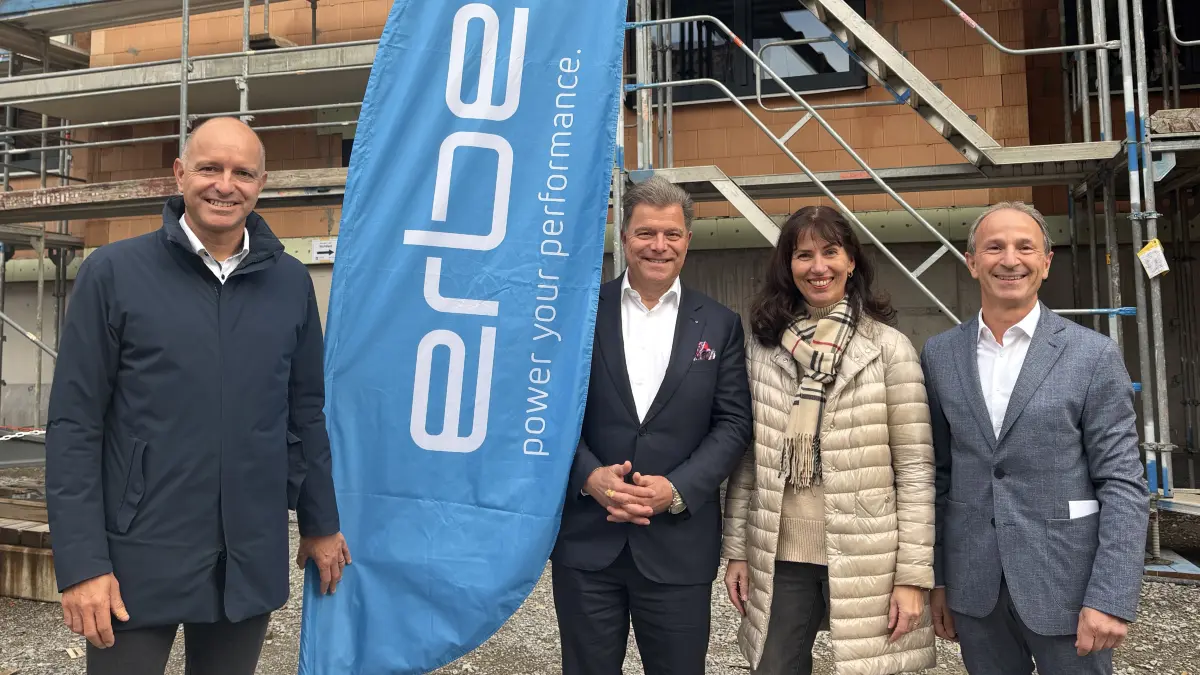 Freuen sich über den Neubau der Mitarbeiterwohnung an der Oberen Gasse in Rangendingen: Bürgermeister Manfred Haug (von links), Unternehmer Christian O. Erbe mit seiner Frau und Immobilienentwickler Klaus Fahrner.