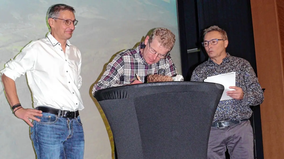 Roland Schillinger (von links), Stefan Schmieder und Robert Müller bei der Unterzeichnung der Dokumente, die die Fusion zur FBG Wolfach/Wolftal abschlossen.