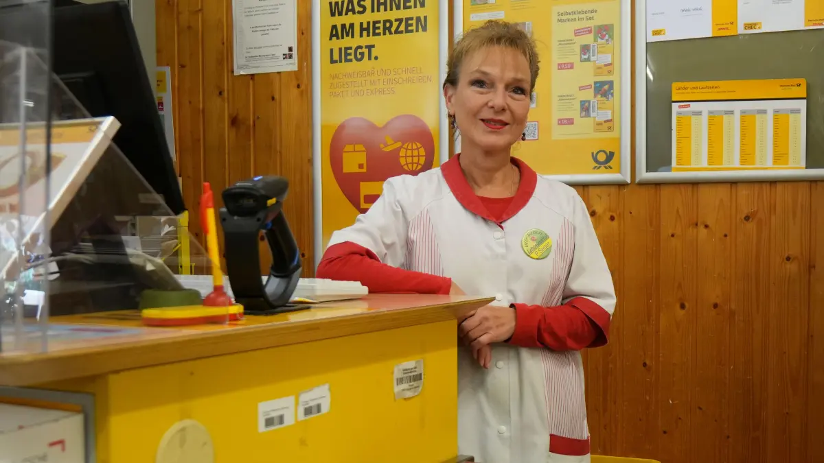 Petra Seger hinter dem kleinen Postschalter in ihrem Frischmarkt. Aufgrund der Schließung der Zeller Filiale ist hier deutlich mehr los.