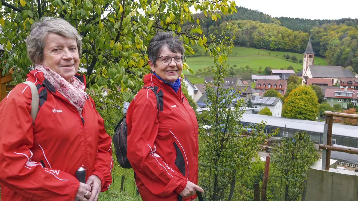 Auch Anneliese Frenk (links) und Gabi Kilian vom Wanderverein Volksportfreunde Kappel-Grafenhausen trotzen dem Wetter und genossen die vielen schöne Ausblicke entlang der Wanderstrecke um Dörlinbach.