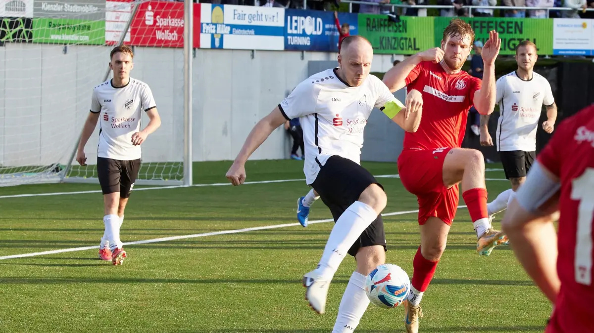 Timo Leukel (am Ball) und der FC Kirnbach trumpften zuletzt mit einem Sieg in Biberach auf.