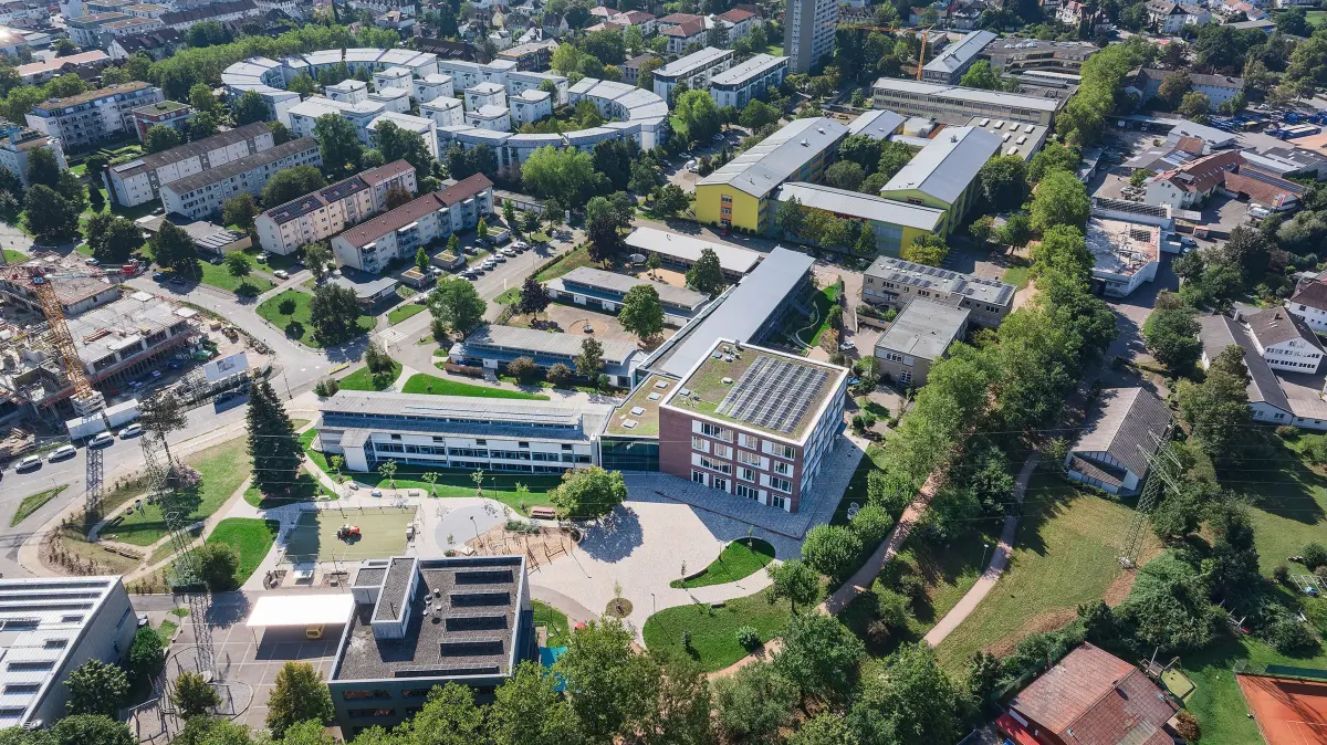 Das Berufsschulzentrum mit der Albert-Schweitzer-Schule und ihrem Anbau von 2022, der vom Architekturbüro Hotz, Freiburg, entworfen wurde.