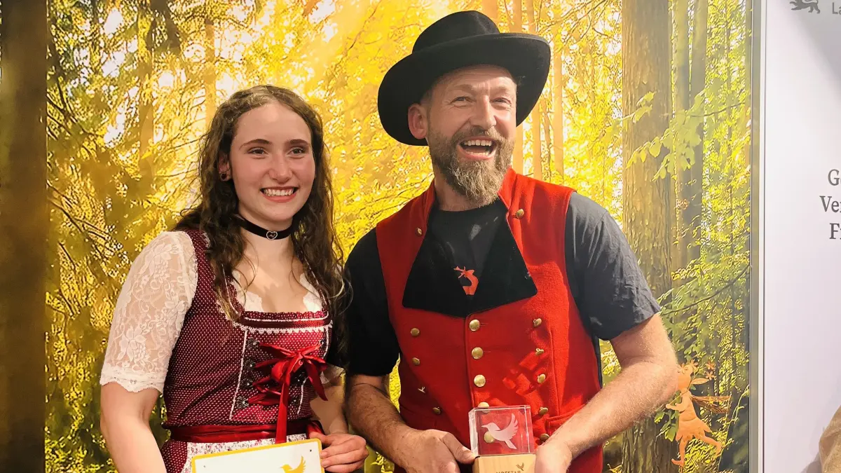Verlehung: Arijana und Bernd Bruker nehmen den „HOFSTAR“ entgegen (Bild „Landorado – Bauernhof- und Landurlaub Baden-Württemberg“)