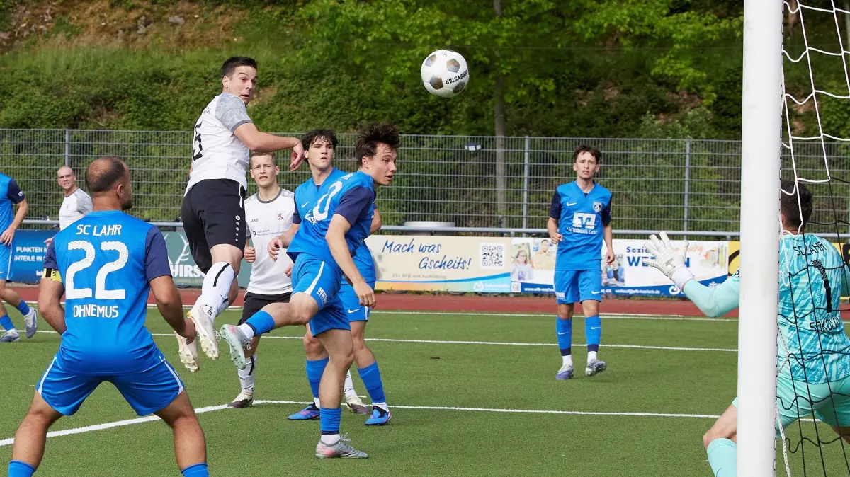 Nils Springmann köpft Richtung Lahrer Tor.