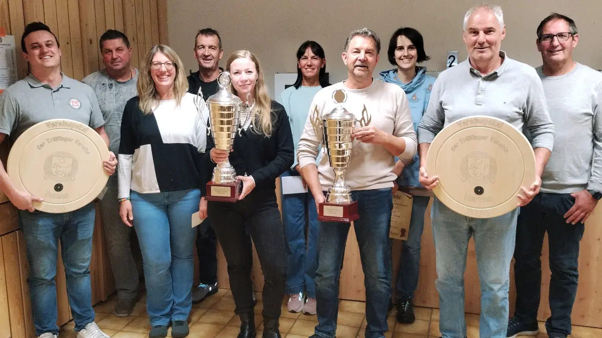 Die erfolgreichen Schützinnen und Schützen beim Pokalschießen der Trillfinger Vereine zusammen mit Oberschützenmeister Christian Wegenast (links) und Ortsvorsteher Horst Henle (rechts).