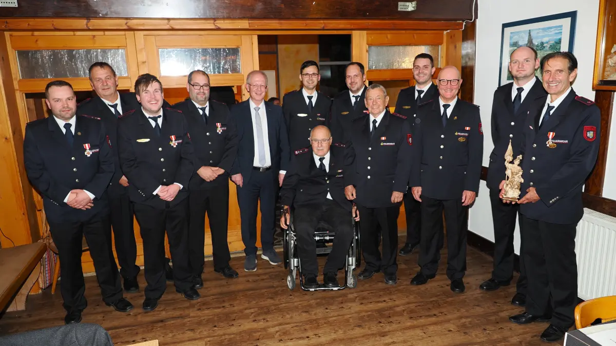 Gesamtkommandant Simon Vetter, Günter Hetzel, Mario Wehl, Daniel Glaser, Bürgermeister Peter Schuster, Oliver Bihler im Rollstuhl Ehrenkommandant Norbert Bihler, Magnus Noder, Anton Bihler,Chris Seifried, Ehrenkommandant Peter Kopf,Matthias Zillmer und Joachim Mei.