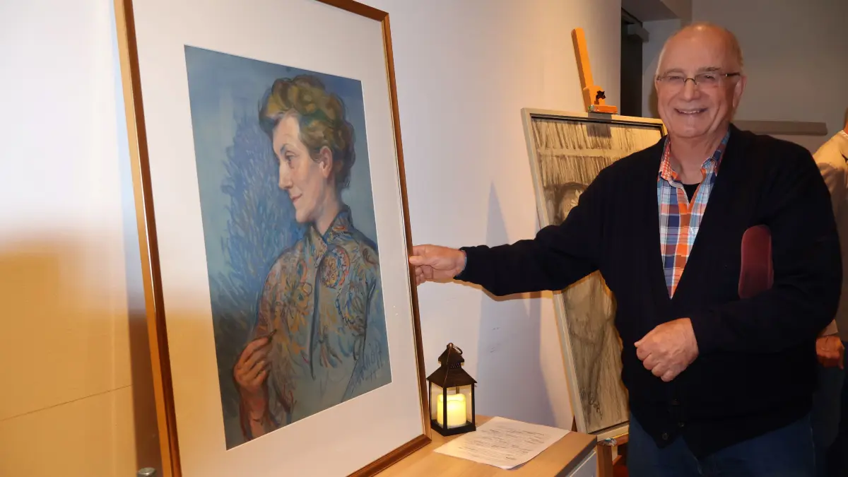 Erst während der Vernissage eingetroffen und nicht im Ausstellungskatalog verzeichnet präsentiert der Neffe Waltraud Oloffs, Peter Pühler, das Selbstportrait der Künstlerin.