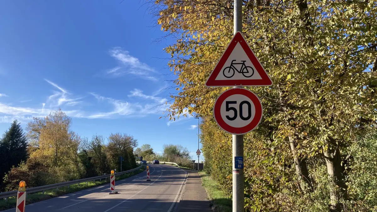 Über die Brücke am Bahnhof soll ab Frühling 2027 ein Radweg führen.