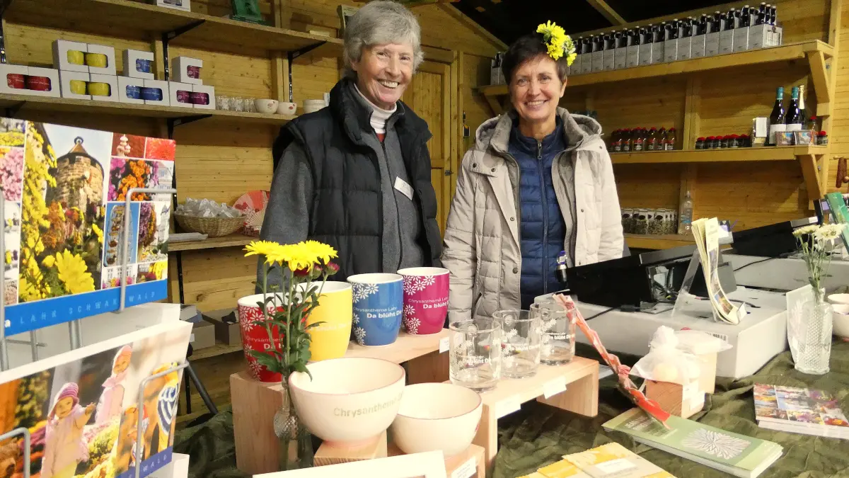 Brigitte Giesler (links) und Nelli Nüders sind Ansprechpartnerinnen am Info- und Souvenirstand.
