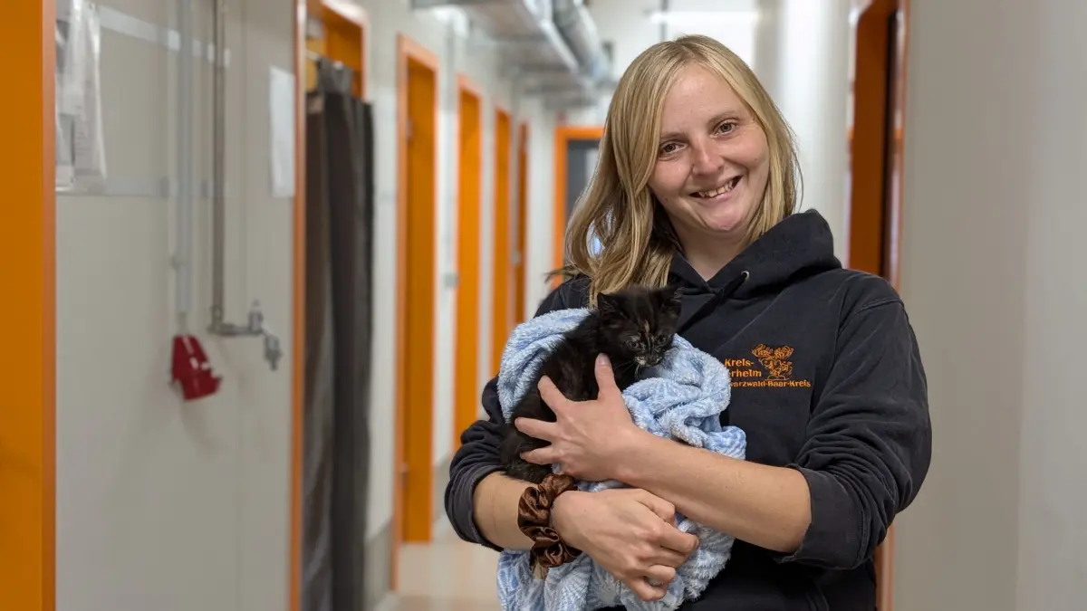 Ines Burkard, Tierpflegerin vom Tierkreisheim Donaueschingen mit Kätzchen Alice. Alice stammt mit hoher Wahrscheinlichkeit aus einer verwilderten Population.