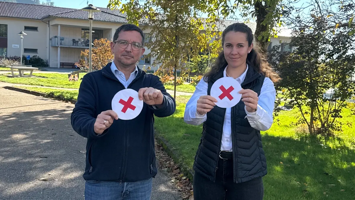 Sebastian Schön, Pflegedirektor, und Zoe Braun, Leiterin der Eingliederungshilfe, vom Pflege- und Betreuungsheim Ortenau unterstützen das Bündnis "Nicht am Menschen sparen".