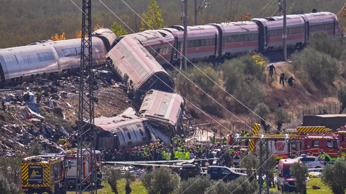 Zusammenstoß zweier Züge in Spanien: Rettungskräfte sind am Unfallort einer Kollision zwischen zwei Zügen im Einsatz. Die Hochgeschwindigkeitszüge sind rund 130 Kilometer südlich von Madrid zusammengestoßen - es gibt Dutzende Tote. (zu dpa: ««Überall Blut» - Mehr als 60 Tote bei Zugunglück in Spanien»)
