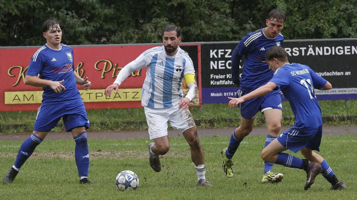 Der TSV Altensteig - hier mit Kapitän Asim Arslan (Mitte), der für den WFV-Fair-Play-Preis im Monat August nominiert war - spielt bislang eine hervorragende Saison.
