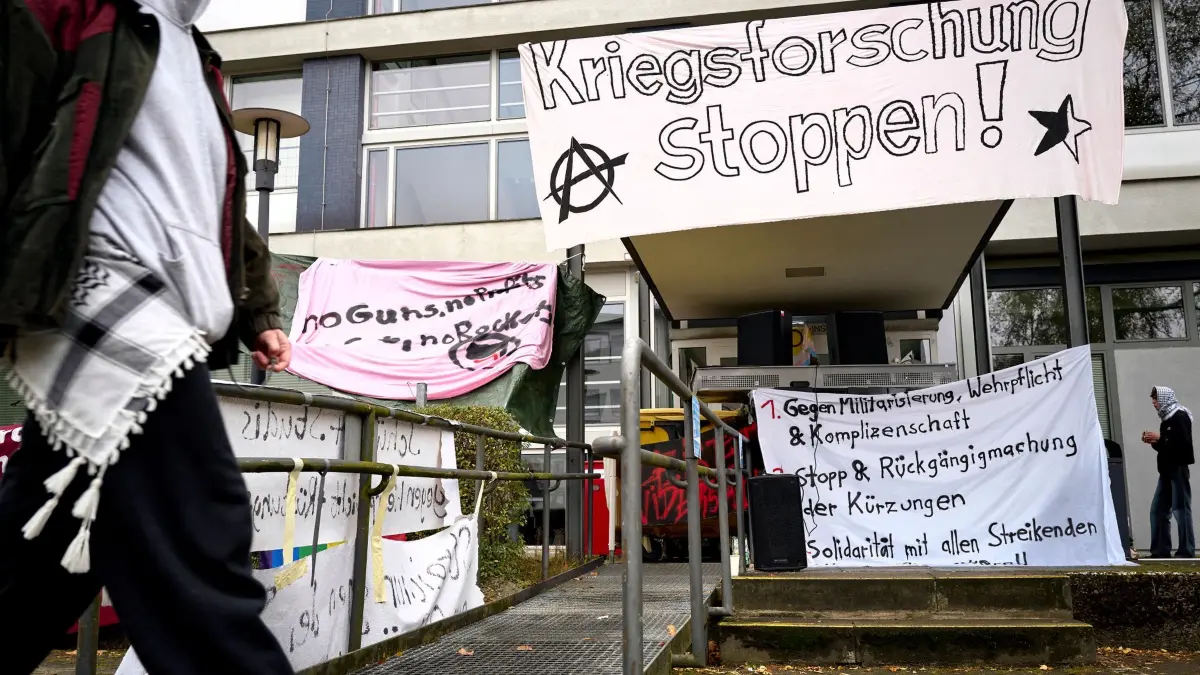 Besetzung des Otto-Suhr-Institutes der FU Berlin: 28.10.2026, Berlin: Vor dem Eingang des Otto-Suhr-Instituts der Freien Universität Berlin wurden mehrere Transparente aufgehängt. Studenten und Studentinnen haben das Otto-Suhr-Institut an der FU besetzt. Die Proteste stehen in Zusammenhang mit dem bevorstehenden Aktionstag «Gen Z regelt». Foto: Michael Ukas/dpa +++ dpa-Bildfunk +++
