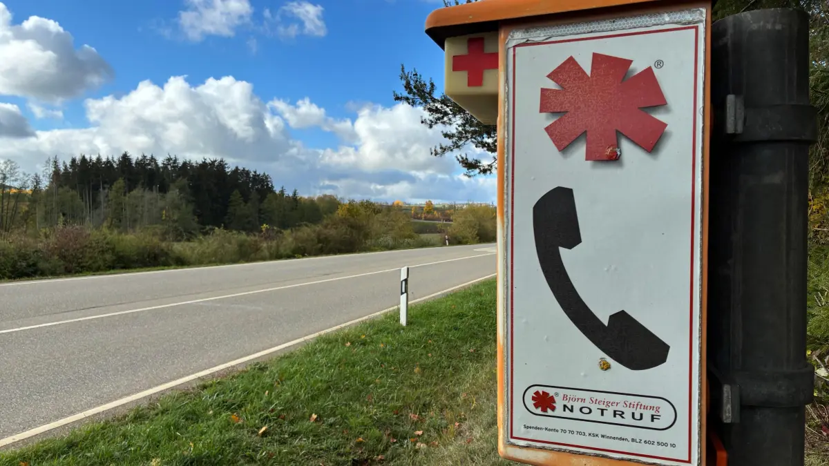 Auf der L 415 bei der Waldwegeinfahrt nähe BAB A81 Oberndorf zwischen Brittheim und Bochingen steht eine der Notrufsäulen.