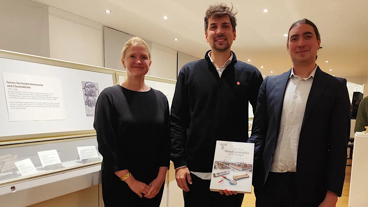 Susanne Irion, Bürgermeisterin und Vorsitzende des Trägervereins Deutsches Harmonikamuseum Trossingen, Michael Mantay, Marketing Manager von Hohner, sowie Salvatore Martinelli, Autor des Begleitbandes und Geschäftsführer des Deutschen Harmonikamuseums, eröffneten die Sonderausstellung „200 Jahre Mundharmonika – 200 Jahre Klang-, Kultur- und Industriegeschichte“.