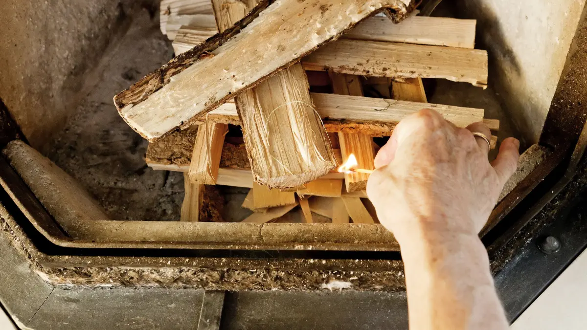 Trockenes Holz ist entscheidend: Der Feuchtegehalt des Brennholzes darf höchstens 25 Prozent betragen.