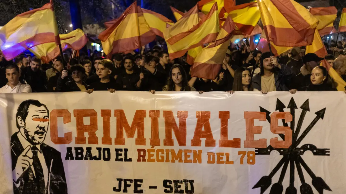 Demonstration vor dem spanischen Transportministerium: «Kriminelle», steht auf einem Banner während eines Protests vor dem spanischen Ministerium für Verkehr und nachhaltige Mobilität in der Hauptstadt nach dem Zusammenstoß zweier Züge mit mehr als 60 Todesopfern. (zu dpa: «Ausschreitungen nach Zugunglück in Spanien»)