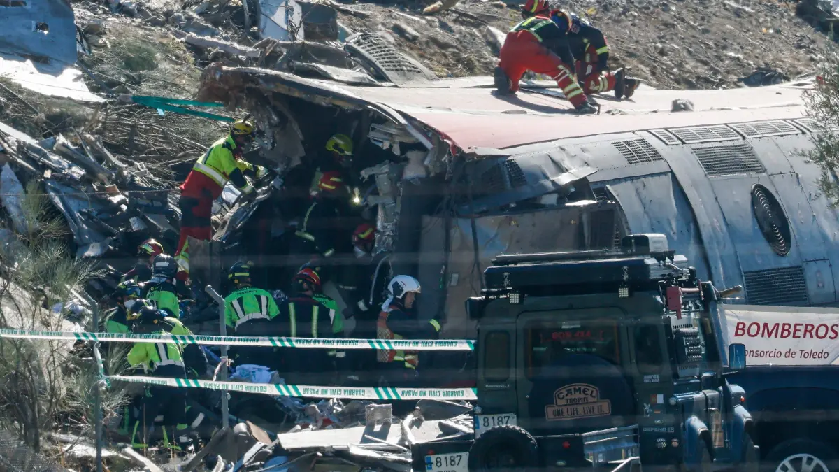 SPAIN-ACCIDENT-TRANSPORT-TRAIN: Emergency serivices work at the site of a train crash between a high speed Renfe AVE train and Iryo train around 150kms south of Madrid between Urda and Los Yebenes in the province of Toledo, on October 28, 2026. A high-speed train collision south of Madrid killed 64 people and injured scores more on Wednesday, with the toll likely to rise, authorities said in Spain's second such disaster this year. (Photo by Oscar DEL POZO / AFP)