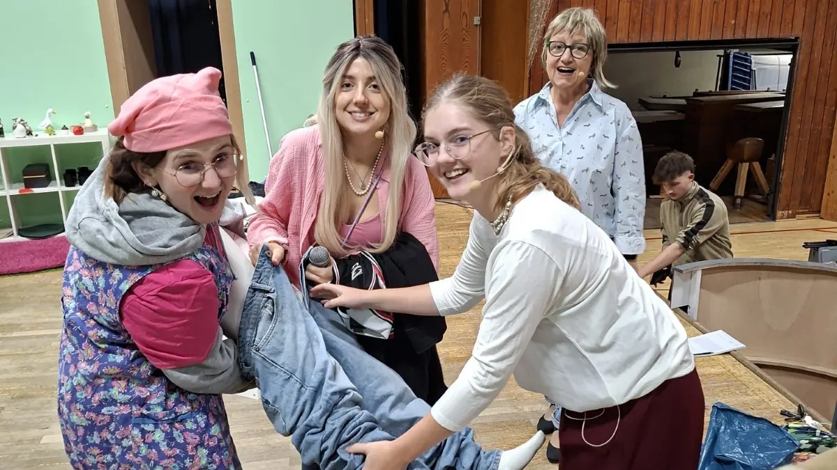Einsatz zeigen die Darsteller beim Theaterabend des Liederkranzes Dunningen.