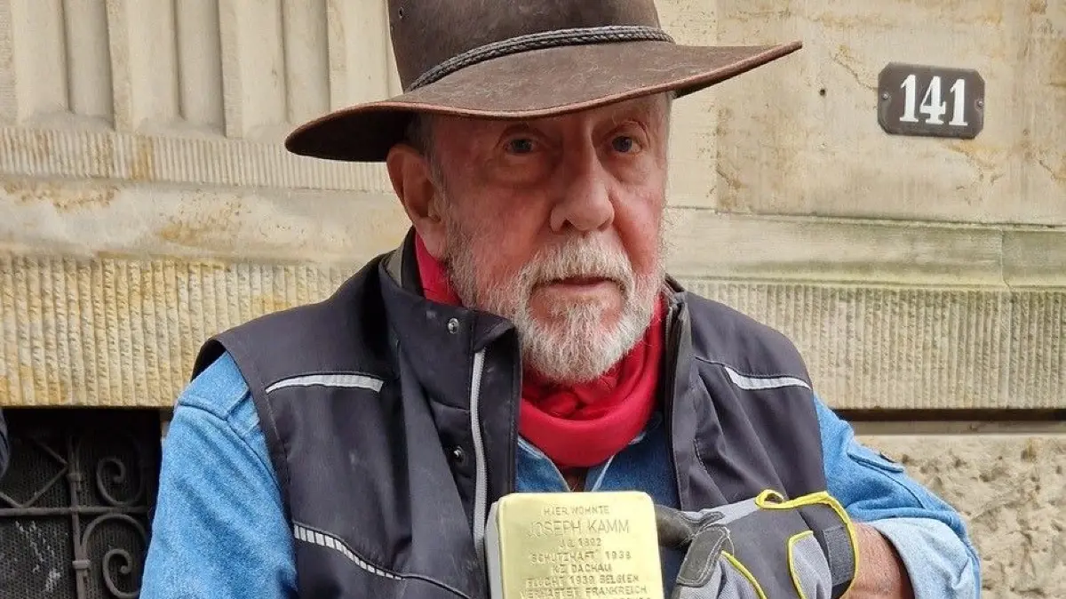 Die ersten "Stolpersteine" in Schramberg werden von Gunter Demnig selbst verlegt.