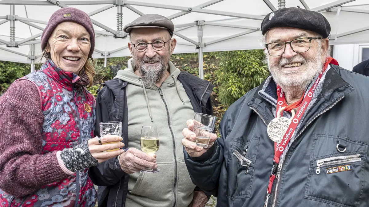 Ein Prosit auf eine gelungene Saison (von links): Désirée Thudichum, Trautwein Bachthaler und Herbert Stahl