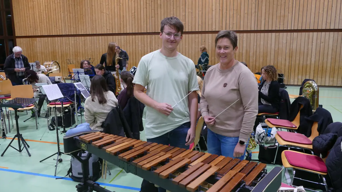Nils Rapp und Julia Weber übernehmen während dem Jahreskonzert des Musik- und Trachtenveriens Öfingen gemeinsam den Taktstock.