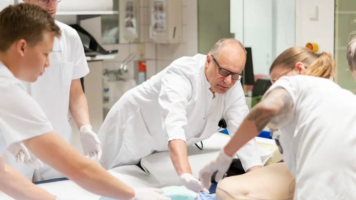 Der künftige Leiter des Departments Akut- und Notfallmedizin am Ortenau Klinikum, Chefarzt Bernhard Gorißen (Mitte), bei der Versorgung eines Notfallpatienten.