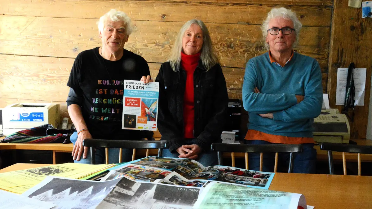 Ein Tisch voller Erinnerungen. Vermutlich zum letzten Mal präsentierte Angelika Recklebe (Mitte), zusammen mit Helmut (li) und Ewald Loschko das Programm der Horber Friedenstage 2026.