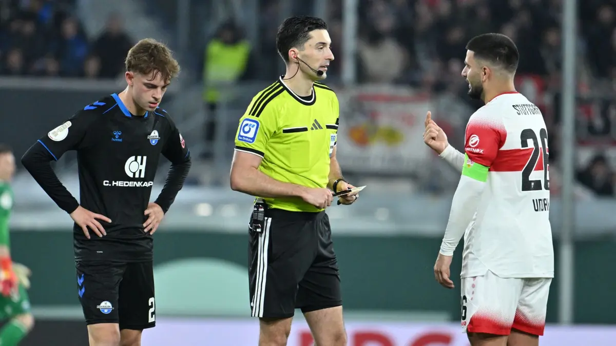 SC Paderborn 07 - VfB Stuttgart: 28.10.2026, Nordrhein-Westfalen, Paderborn: Fußball, Männer: DFB-Pokal, SC Paderborn 07 - VfB Stuttgart, 2. Runde, Home Deluxe Arena. Deniz Undav (r, VfB Stuttgart) diskutiert mit Schiedsrichter Florian Badstübner (M). Foto: Swen Pförtner/dpa +++ dpa-Bildfunk +++