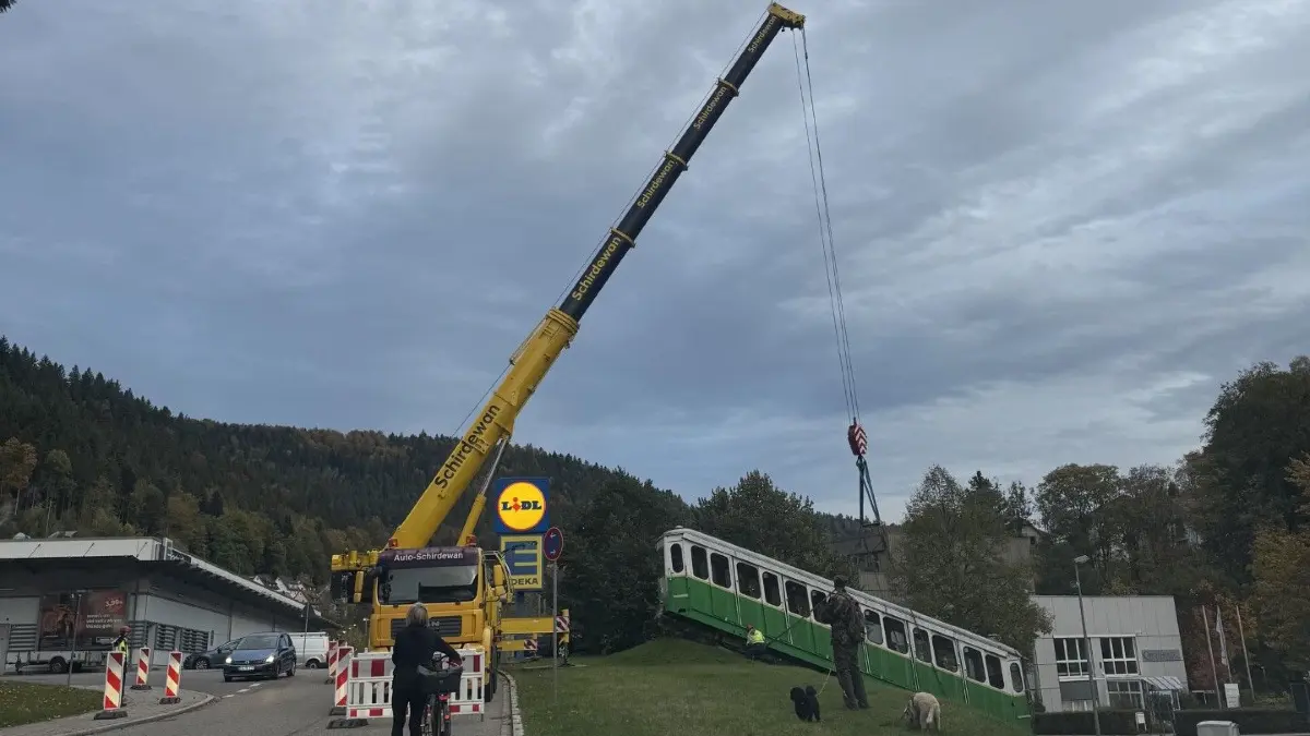 Der alte Bergbahnwagen in Bad Wildbad wird entsorgt.