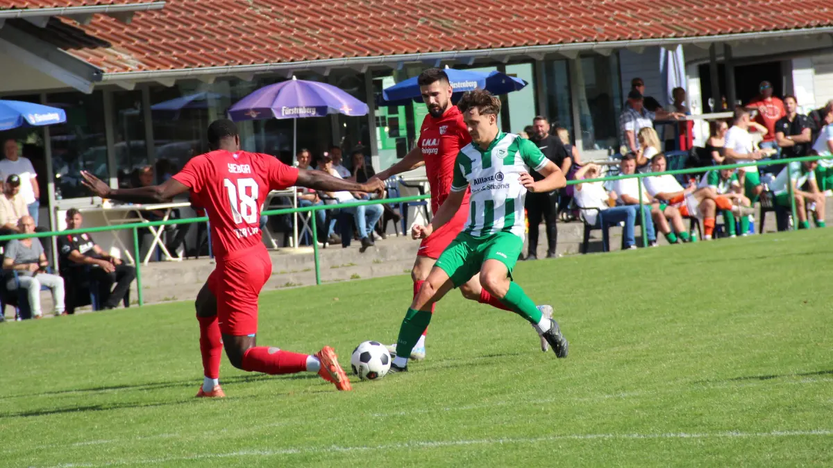 Es läuft rund beim SV Mühlenbach und Felix Orthey (grün-weiße Spielkleidung).