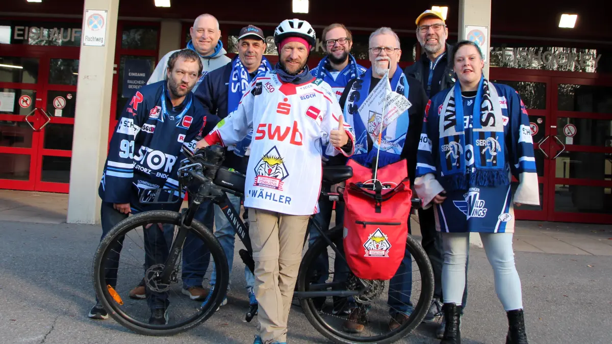 SERC-Fans hießen Sven Glaß vor der Helios-Arena in Schwenningen willkommen.