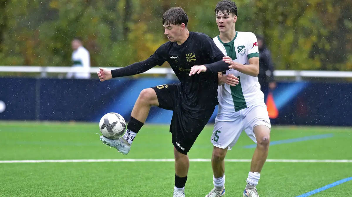 Die Donaueschinger U17 um Linus Beha (weiß), hier im Derby gegen den FC 08 Villingen, besiegte am Dienstagabend den SC Freiburg im Pokal.