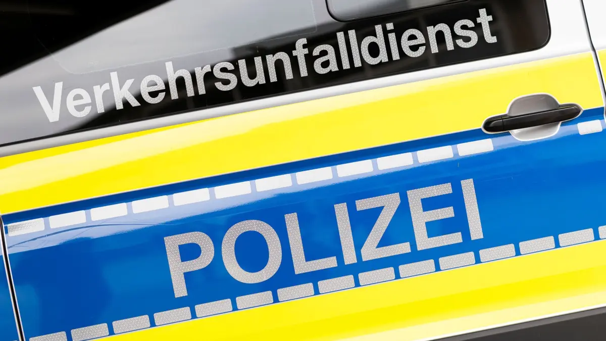 Verkehrsunfall in Achim: ARCHIV - 05.08.2025, Niedersachsen, Hannover: Die Aufschrift «Verkehrsunfalldienst» ist auf einem Fahrzeug vom Zentralen Verkehrsdienst der Polizeidirektion Hannover zu sehen. (zu dpa: «Kind in Achim von Auto erfasst und lebensgefährlich verletzt») Foto: Michael Matthey/dpa +++ dpa-Bildfunk +++