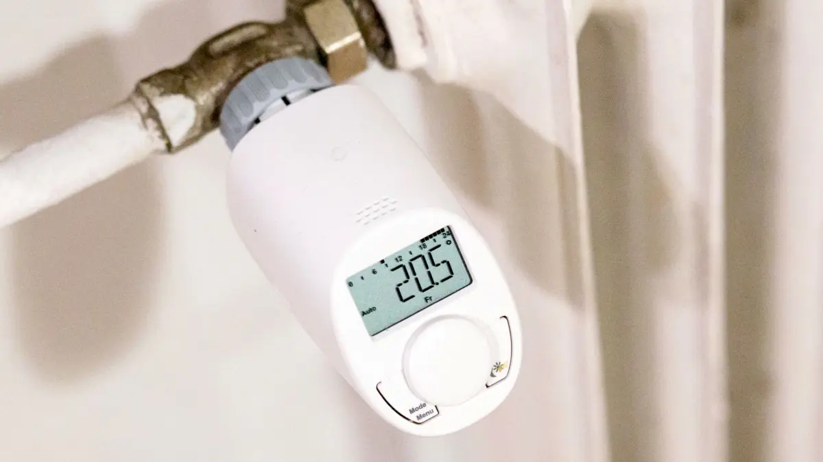 Digitale Thermostate ermöglichen eine zeitgesteuerte Temperaturregelung in einzelnen Räumen ohne Zugang zur Heizungsanlage.