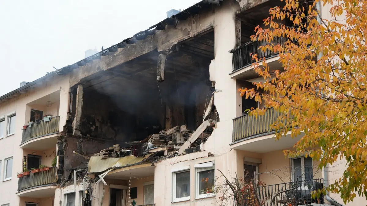 Nach Explosion in Regensburg: Die nach einer Explosion zerstörte Fassade eines Mehrfamilienhauses. Mindestens vier Menschen wurden teilweise schwer verletzt und in Krankenhäuser gebracht, wie ein Sprecher der Polizei sagte. Laut Feuerwehr werden zudem drei Personen vermisst - es ist aber unklar, ob sich diese zum Zeitpunkt der Explosion überhaupt im Gebäude befanden. (zu dpa: «Explosion mit verheerenden Folgen in Regensburger Wohnhaus»)