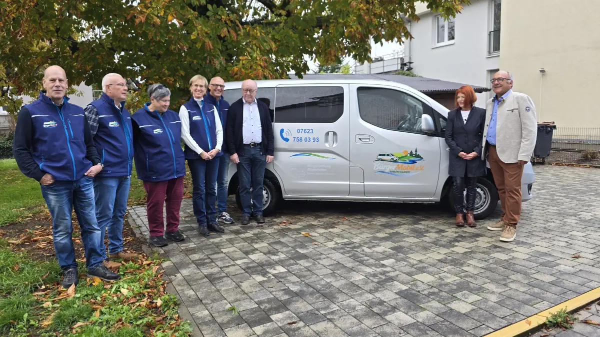 Mitglieder des Vereins BürgerMobil Rheinfelden und der Bürgerstiftung freuen sich über die gelungene Zusammenarbeit. Die Bürgerstiftung unterstützt das Bürgermobil durch die Finanzierung eines Fahrzeugs.