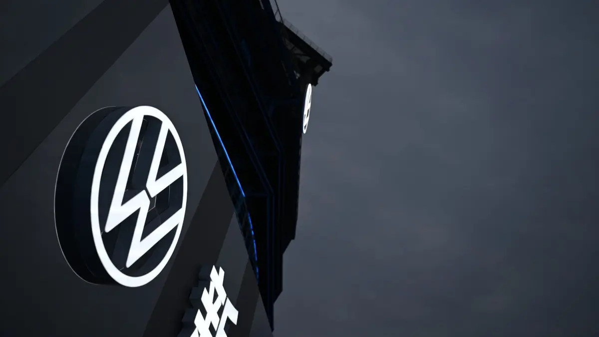 Volkswagen China: Das Volkswagen-Logo prangt an der Fassade eines stillgelegten Stahlwerks. VW will in China bis 2029 mehr als 30 neue Elektro- und Hybrid-Modelle auf den Markt bringen. (zu dpa: «Blick auf neue Märkte - Volkswagen ändert China-Strategie»)