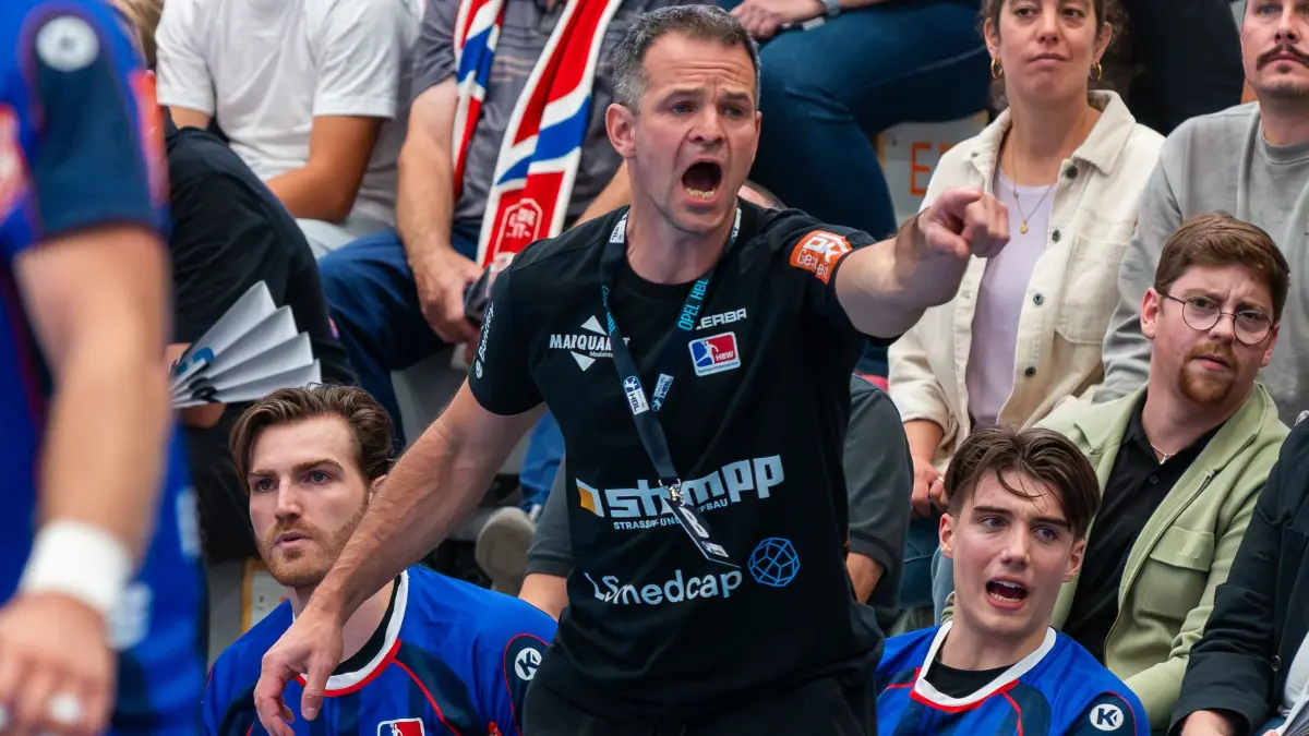HBW-Cheftrainer Matthias Flohr treibt seine Mannschaft an der Seitenlinie immer wieder nach vorne.