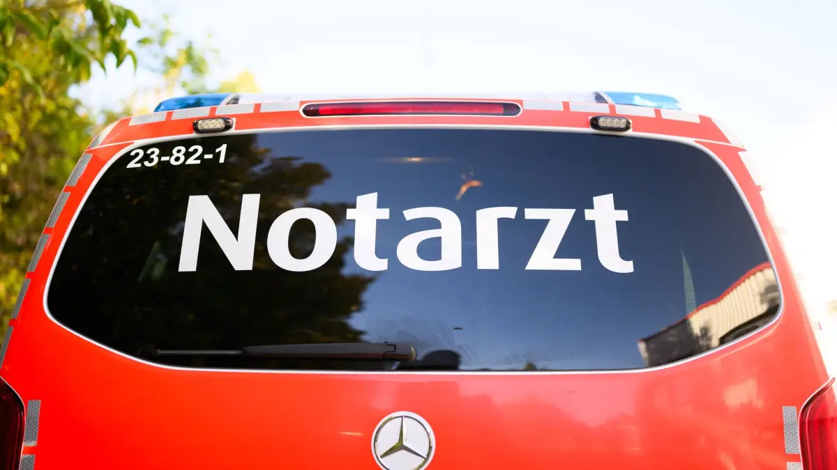 Notarzt: ARCHIV - 24.09.2025, Niedersachsen, Pattensen: Ein Notarzt-Fahrzeug steht an einer Einsatzstelle. (zu dpa: «20-Jähriger nach Eisbad in Hunte gestorben») Foto: Julian Stratenschulte/dpa +++ dpa-Bildfunk +++
