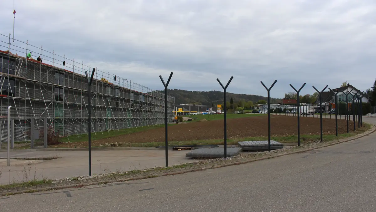 Blick aus der Siemensstraße auf das Fabrikgelände in der Eythstraße 11 in Vöhringen: Die Arbeiten am Sicherheitszaun sind in vollem Gange.