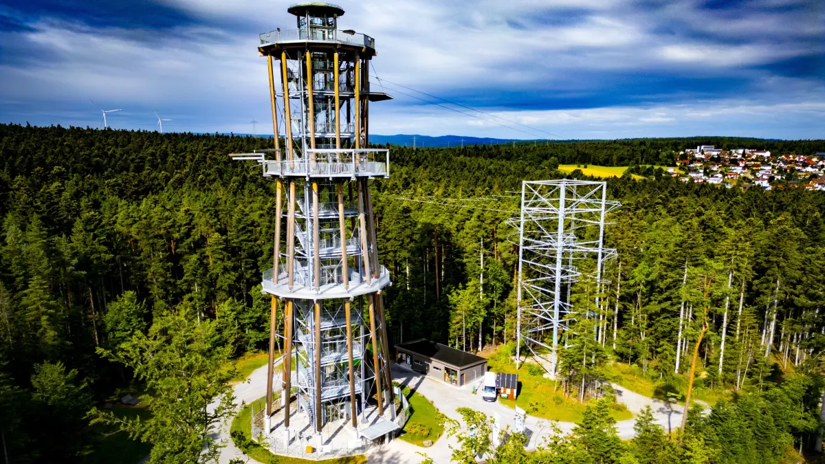 Ab November gilt für den Aussichtsturm Himmelsglück in Schömberg wieder das Winterticket.