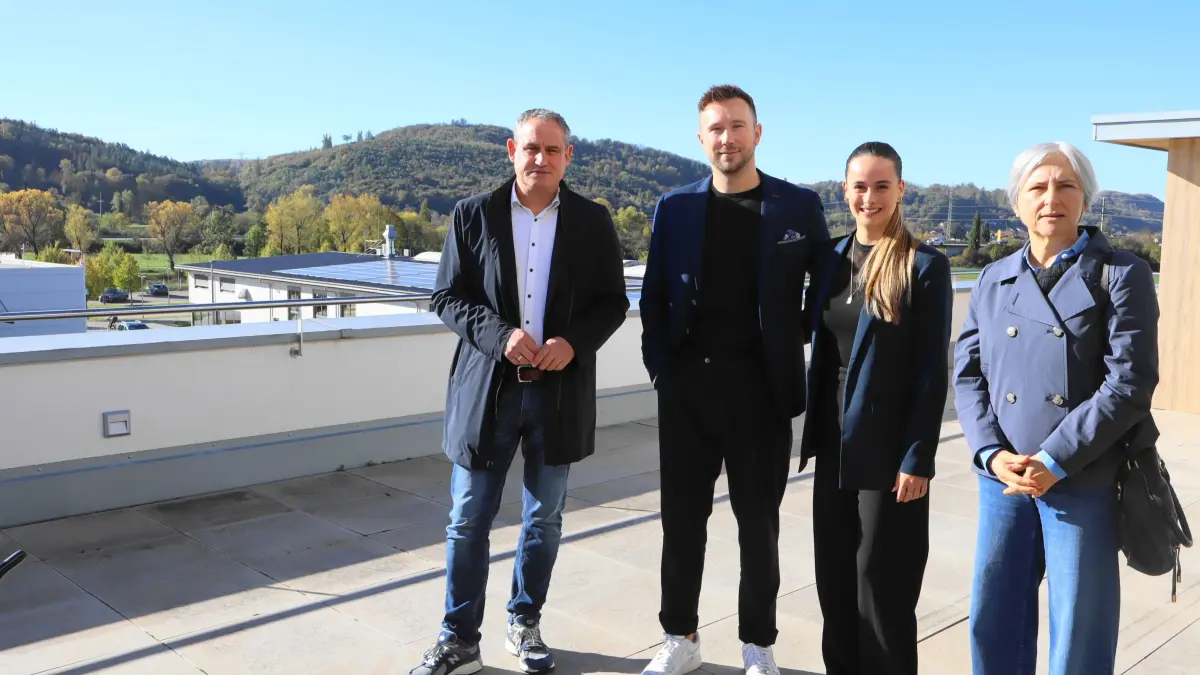 Bürgermeister Dirk Harscher, die beiden Geschäftsführer Tobias Grüneberg und Anna-Sophia Romeike sowie Wirtschaftsförderin Margot Fritz (v.l.). auf der Dachterrasse des neuen Coworking Space mit Rundblick ins Wiesental.
