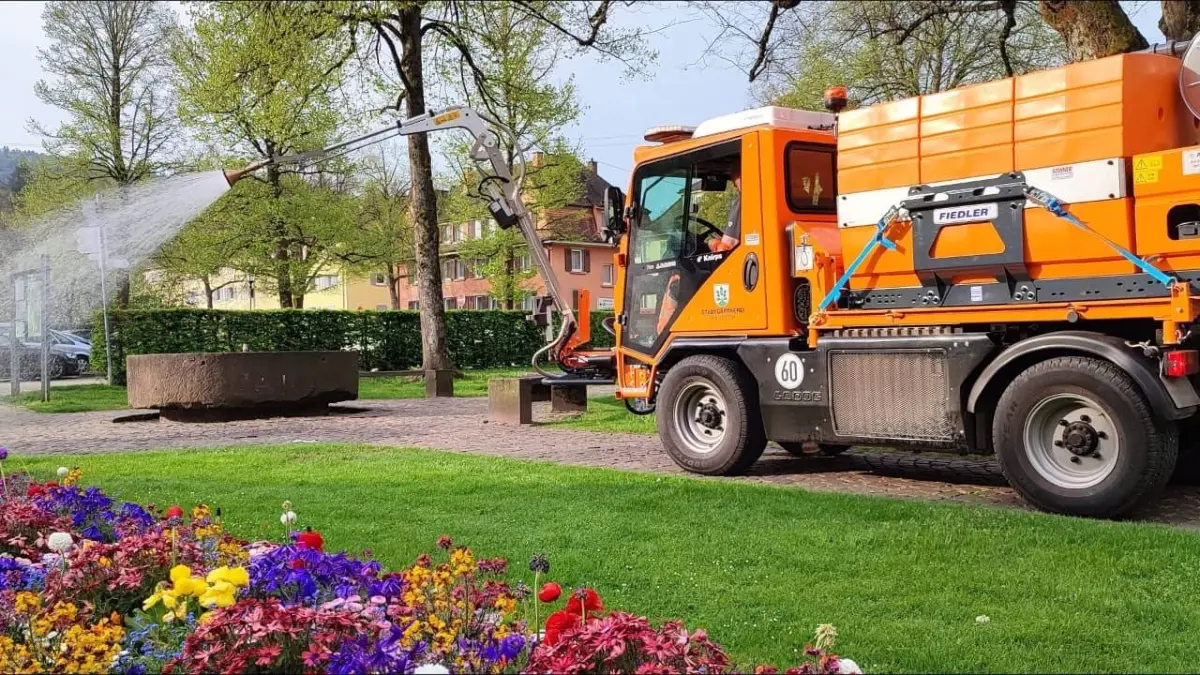 Über den Sommer musste die Stadtgärtnerei 80.000 bis 100.000 Liter am Tag aufwenden, um die Pflanzen in Haslach am Leben zu erhalten.