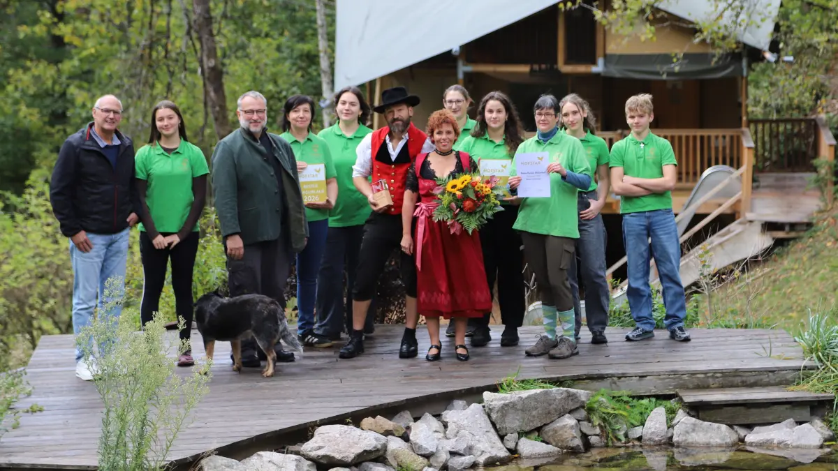 Bilder 1: Die Familie Barbara und Bernd Wernet mit ihren Mitarbeitern (von links) : Nikolaus Arnold, Julia Klausmann, Ortsvorsteher Helmut Finkbeiner, Alexandra Reuter, Klara Nock, Bernd+ Barbara Wernet, Andrea Kienzler , Sina Barthölke, Sylvia Obergefell, Arijana Wernet und Tristan Wernet (es fehlt Lea Dieterle)