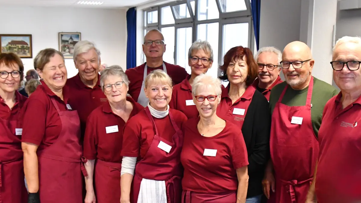 Das Team der Ehrenamtlichen stemmte auch den traditionellen Schnitzel-Mittwoch. Seit zehn Jahren fördert das Quartierscafé in Stetten den Zusammenhalt.